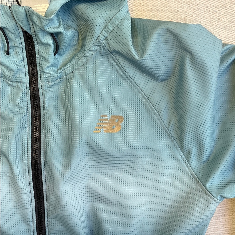 New Balance Women's Teal to Black Ombre Hooded Windbreaker Jacket - Picture 3 of 9